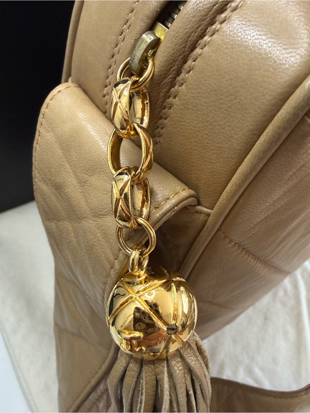 Chanel Vintage Beige Large Lambskin Camera Bag - Picture 7 of 15